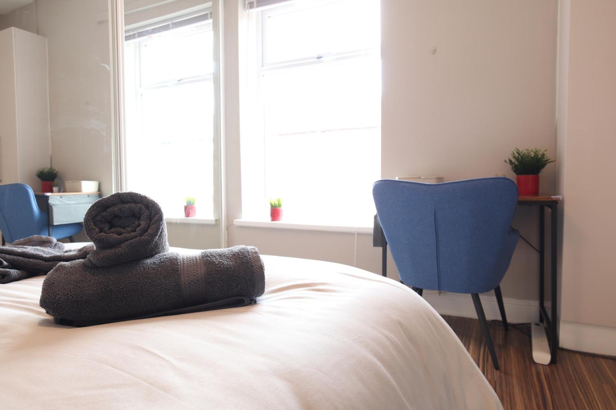2-Bedroom, Free Parking, High Speed Wi-Fi, Swinton 曼彻斯特 外观 照片