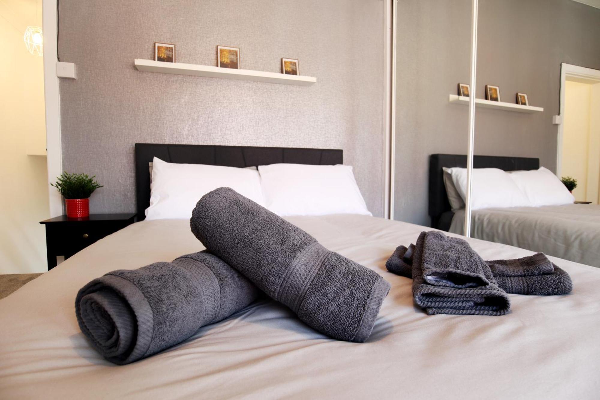 2-Bedroom, Free Parking, High Speed Wi-Fi, Swinton 曼彻斯特 外观 照片